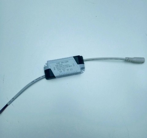 Panel natynkowy LED 22cm 18W 4000K 2200lm kąt świecenia 120° Panel natynkowy LED 22cm 18W 4000K 2200lm kąt świecenia 120°